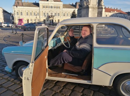 65 éves vagyok... Nem Kádárt sírom vissza, csak azt a jólétet, ami az ő idejében volt.. Volt munka, voltak TSZ-ek, gyárak, és a legfontosabb, hogy...