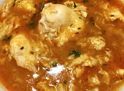 Csurgatott tojás leves, buggyantott tojással