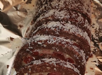 Sütés nélküli gesztenyés meggyes keksztekercs