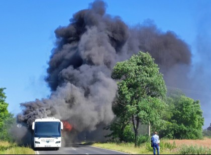 Kigyulladt egy utasokat szállító autóbusz a 81-es főúton