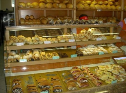 Tegnap az albán pékségben vásárolt a kislányom egy pizzát! Majndem megette, a hozzáadott “meglepetést is” Nem hagytuk szó nélkül, de az üzletvezető így lealázott minket…..