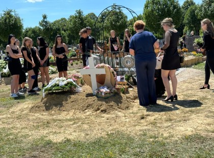 Eltemették a 15 éves Vanesszát, aki a saját édesapja miatt dobta el az életét..az édesanyja könnyek között mondta el, hogy mi történt ...