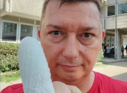 Emlékeztek a Megafonos influencerre?Eltörték az influencer ujját, aki Karsai Dániel halálát kívánta