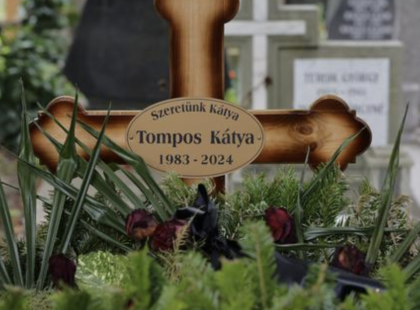 Ebben a percekben temetik el Tompos Kátyát...szívszorító helyszíni képek
