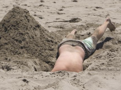 DRÁMA a Balaton parton! A kisfiú egy lukat ásott a Balaton partján, amikor megérintett valamit. A legrémisztőbb dolgot, amit valaha találhatsz