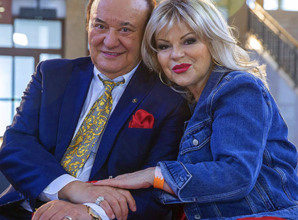 Most lett elegünk: Korda György és Balázs Klári is a reptéren ragadt, törölték a járatukat.