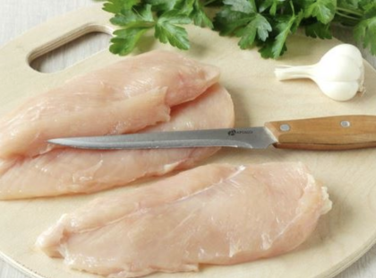 Legtöbben lisztbe és tojásba forgatják a csirkehúst rántott hús készítésekor, van ennél egyszerűbb módszer is!