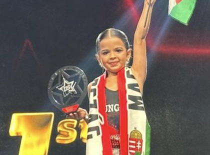 Szofin a nyolcéves magyar kislányon ámul a világ: Szofi sorra nyeri a vb-aranyérmeket