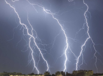 FIGYELEM!PERCEINK VANNAK HÁTRA: BRUTÁLIS FELHŐSZAKADÁS ÉRKEZIK 90 km/h SZÉLVIHARRAL! ,: 16 megyére riasztás jött – Aki itt él, zárjon be mindent, hatalmas vihar érkezik, mutatjuk mikor!