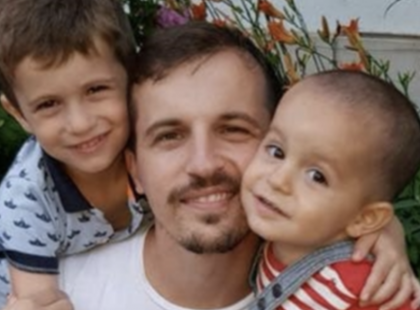 Ő az én roma származású fiam, aki ma 35 éves! Felesége halála után elküldték a munkahelyéről, mert sokat hiányzott a gyerekei miatt. Csak azt szeretném, ha megtekintenék milyen csodálatos alkotások elkészítésével tartja el két gyermekét és pár biztató szóval támogatnák Őt!