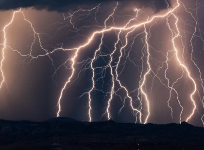 Egész országra kiadták a riasztást!! 19 megyére adtak ki riasztást !Hatalmas égszakadás jön !2 cm-es jégdarabokra hívja fel a figyelmet a meteorológiai szolgálat, amihez 80 km/órás szél társul !