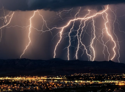 RIASZTÁS!SÚLYOS VIHAR VAN A NYAKUNKON! ÓRÁKON belül lecsap a FELHŐSZAKADÁS jéggel, cikázó villámokkal és fülsiketítő égzengéssel! EZEKRE A MEGYÉKRE MÁR KIADTÁK A RIASZTÁST :