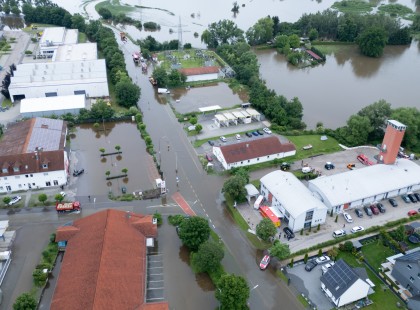 Hatalmas zuhé Pásztón! Folyókká változtak az utak, mindent vitt magával a vihar – videó