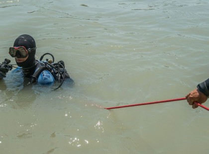 2 gyermek, és egy felnőtt holttestét találták meg a Tiszában...kiderült, hogy kik az elhunytak.. még a vízimentőknek is sírtak mikor kiderült