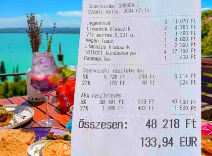 Sokkoló! Tegnap ettünk pár bundáskenyeret és ittunk egy kávét Tihanyban – ennyi volt a számla!
