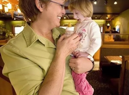 Igen, valóban létezik egy Tündér Ilona❗️? 17 éves, és magassága mindössze 30 cm. A lány szülei karjukban viszik, mint egy kisgyermeket?? Nemcsak iskolába jár, mint egy átlagos lány, hanem lehetősége volt szerepelni egy filmben is ??