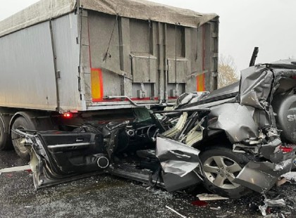 Úton voltam, anyukámhoz szerettem volna eljutni Békéscsabára, aki egész nap sütött-főzött, mert évek óta nem láttuk egymást.. De ekkor hirtelen jött egy kamionos, aki..