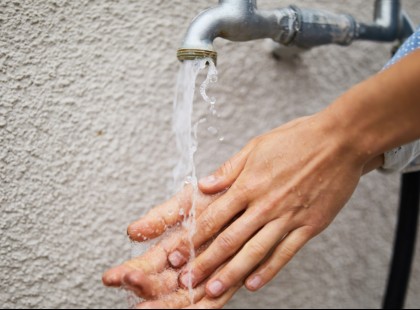 Hivatalos, vízkorlátozást kellett bevezetni itthon ezeken a településeken : bírság járhat locsolásért is