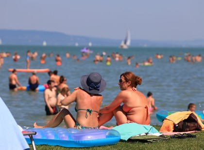 Üvöltve zavarták ki az üzletből a vízért könyörgő édesanyát s Balatonnál, a 40 fokos hőségben sem szánta meg a boltos őt és a gyermekeit