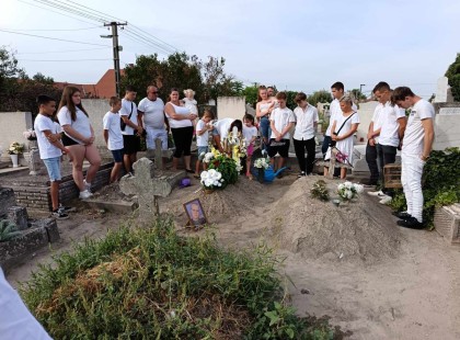 Könnyek között:Dávidka születésnapját a temetőben ünnepelték – galambok és lufik a fájdalom közepette!