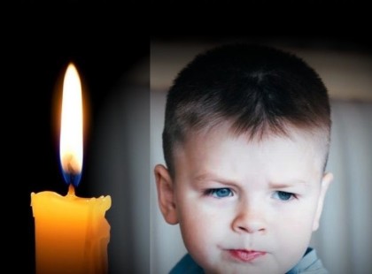 Kínhalált halt a 3 éves picike a forró autóban, miközben a szülei a klímás lakásban aludtak ??