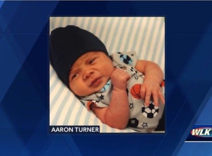 Elhunyt egy 5 éves kisfiú, miután a nevelőanya 7 órára a 89 fokra forrósodott autóban hagyta