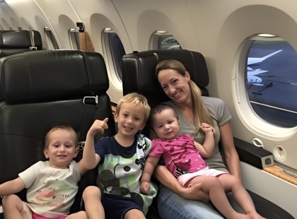 Egy milliárdos gúnyolódik egy szegény nőn három gyermekével az első osztályon, amíg a pilóta közbe nem lép – A nap története. Részletek a kommentekben ?