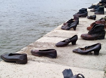 Miért van hatvan pár régi cipő a Duna partján Budapesten?
