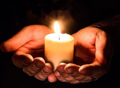 Tragédia: Szörnyethalt egy 14 éves magyar fiatal, leugrott egy kormányablak tetejéről