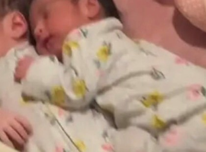 Az álmukban ölelkező ikrekről készült videó meghódította az internetet -