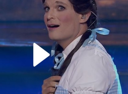 Nagyon durva, hogy nézett ki Puskás Peti, miközben előadta az egyik leghíresebb filmslágert! Videón a produkció!