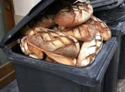 Sírva fakadtam, amikor reggel megláttam a 14. kerületi kisbolt előtt ezt az étellel tömött kukát. Miért dobjuk ki az élelmiszert, amikor emberek éheznek??