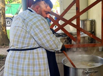 Respekt! 400 adag csülkös babgulyást vitt a gátakon dolgozóknak Ásós Géza, az ország első cigány éttermének a tulajdonosa.