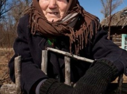 Tanyán lakom, a szomszédom most ünnepelte a 90. születésnapját. Úgy döntöttem, hogy átmegyek gratulálni, de amikor beléptem a házába, sírva fakadtam.