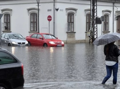 Esztergom is elesett!Betört Esztergomba a Duna: Videón az utcákon hömpölygő víz