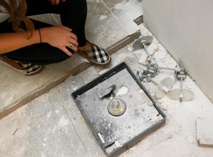 A fiatal pár felújítás közben egy széfet talált a lebontott konyhasziget alatt. Sokkot kaptak, amikor meglátták, mi van benne! (fotók)