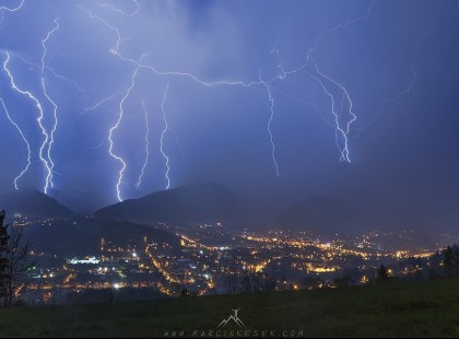 PERCEINK VANNAK HÁTRA: BRUTÁLIS FELHŐSZAKADÁS ÉRKEZIK,: 17 megyére riasztás jött – Aki itt él, zárjon be mindent, hatalmas vihar érkezik, mutatjuk mikor!