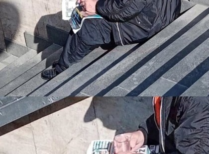 Ma ez a 74 éves bácsi sírva ült a lépcsőn, egy poharat szorongatott.. Oda mentem hozzá, és én is sírtam pár perc múlva.