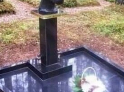 A temetőben sétálva ezt a sírkövet találtam, aminek a tetején egy kutya van. Amikor elolvastam a történetét, elbőgtem magam