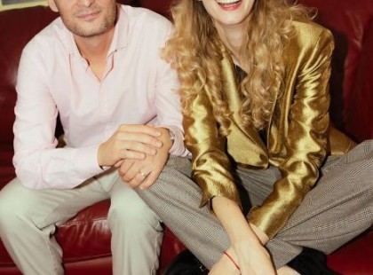 Már 1 éves is elmúlt Dallos Bogi és Puskás Peti kisfia, Ábel: lefényképezték, milyen cukin ül a biciklin! A fotót a hozzászólásoknál láthatod.