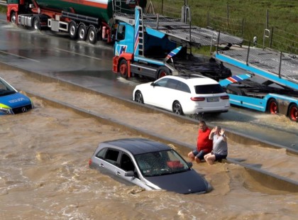Sokkoló felvételek: Az A4-es autópályát elöntötte az áradás – Nézd meg a drámai pillanatokat!