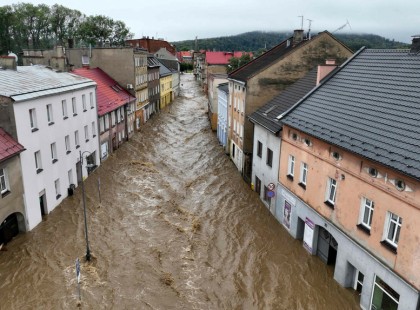 Lengyelország is elesett!RENDKÍVÜLI!⚠️Helikopterrel mentik az embereket Lengyelországban, alsó-sziléziában már elérte a házakat a víz-VIDEÓ