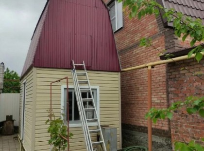 Kétszintes házat épített a szomszéd, amelynek az ablaka pofátlanul a család udvarára nézett – Az apa trükkös megoldással oldotta meg! Aztán a szomszéd kiakadt