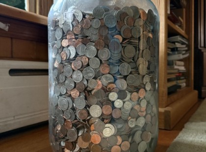 69 évig gyűjtötte a pénzt egy idős nyugdíjas... Ennyi pénzt számoltak meg, amikor átadta az unokájának