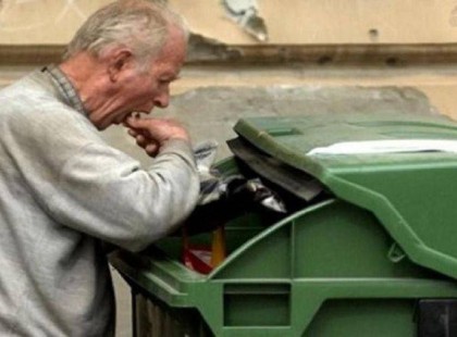 Ezt nem hiszem el, ez tényleg megtörténhet? Egy kukából ebédelt egy nyugdíjas férfi nyíregyházán.. amikor elmondta, hogy miért..