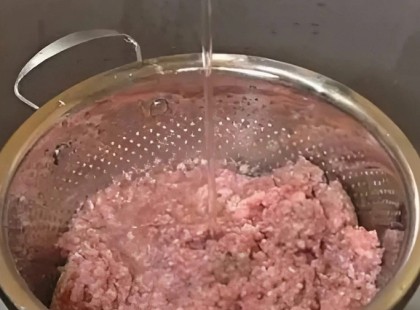 Tegnap anyósom nem öblítette le a darált húst - ami utána történt, mindenkit sokkolt!