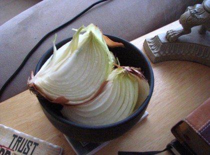 Ez történik, ha felvágsz egy hagymát, és ott hagyod éjszakára a szobában!