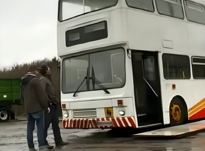 Buszból lakás ! Kigúnyoltak, amikor megtudták, hogy csak egy lerobbant buszra volt pénzem. Nézzék csak mit hoztam ki belőle, belülről főként..