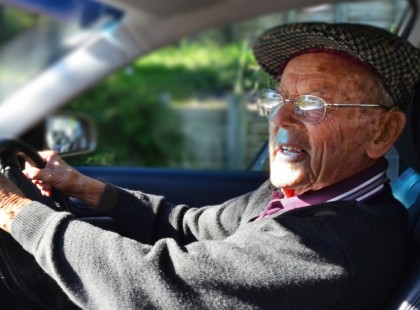 65 év felettiek jogosítványhoz jutását szigorítani kellene – véli a szakember,íme a részletek