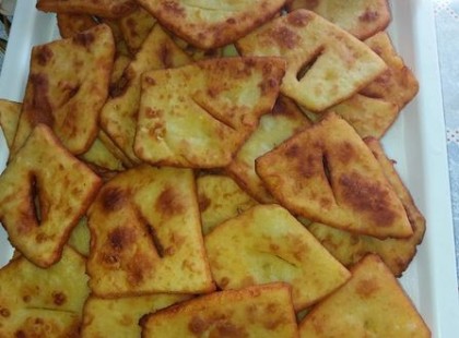 Zsírban sült krumplis pogácsa!Nagyon finom, engem gyerekkoromra emlékeztet, jó kis bableves mellé sütötte a nagyi általában